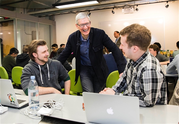 库克宣布苹果捐赠2500万元：帮助中国30万名贫困学生脱贫