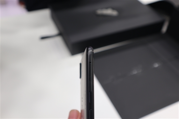 歼-20灵魂附体魅蓝E3：看一眼热血沸腾！