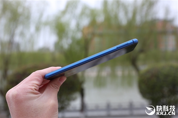 iPhone X侧目!华为nova 3e开箱图赏:双玻璃刘海屏