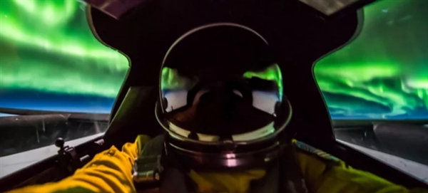 飞行员2万米高空近距离拍摄极光 画面震撼