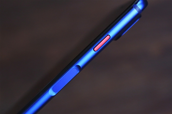 魅蓝E3丹青版首发开箱图赏：这配色贼骚