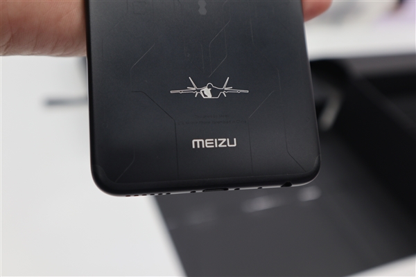 歼-20灵魂附体魅蓝E3：看一眼热血沸腾！