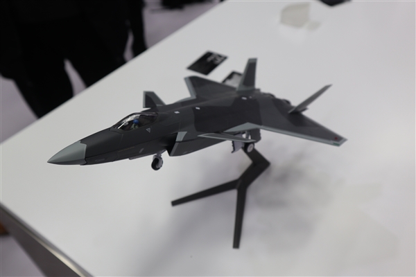 歼-20灵魂附体魅蓝E3：看一眼热血沸腾！