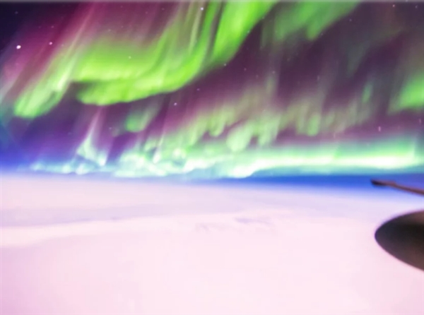 飞行员2万米高空近距离拍摄极光 画面震撼