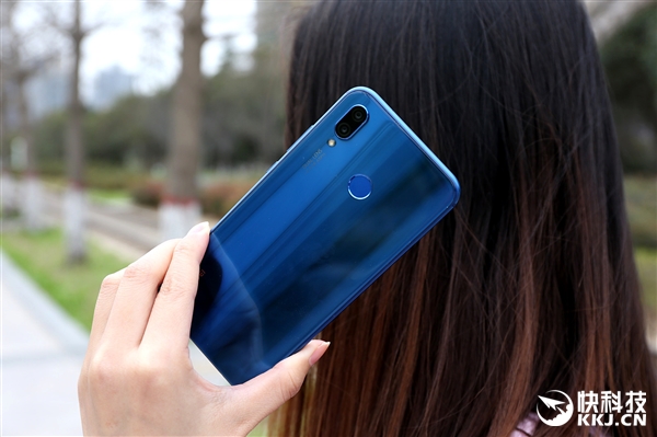 iPhone X侧目!华为nova 3e开箱图赏:双玻璃刘海屏