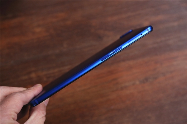 魅蓝E3丹青版首发开箱图赏：这配色贼骚