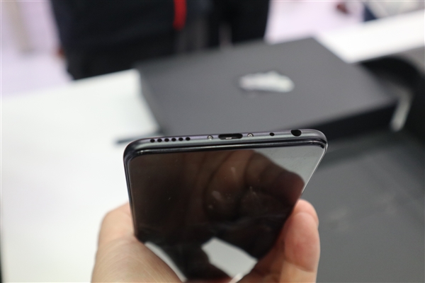 歼-20灵魂附体魅蓝E3：看一眼热血沸腾！