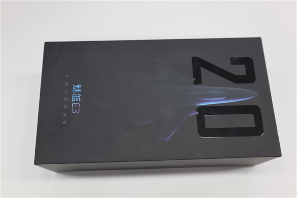 歼-20灵魂附体魅蓝E3：看一眼热血沸腾！