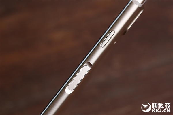 骁龙636/1799元起！魅蓝E3香槟金版开箱图赏