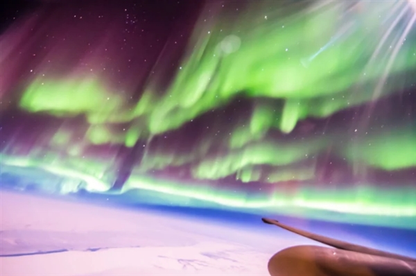 飞行员2万米高空近距离拍摄极光 画面震撼