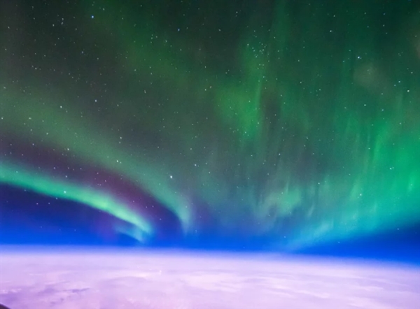 飞行员2万米高空近距离拍摄极光 画面震撼
