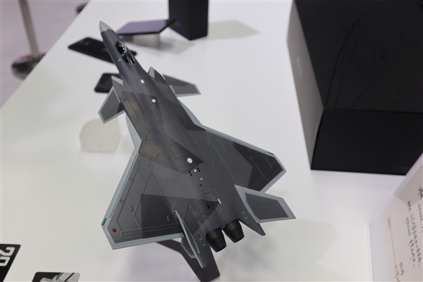 歼-20灵魂附体魅蓝E3：看一眼热血沸腾！