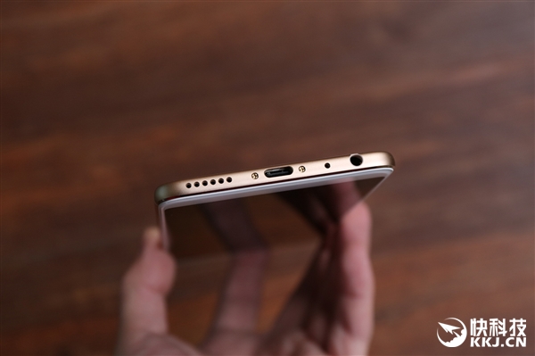 骁龙636/1799元起！魅蓝E3香槟金版开箱图赏