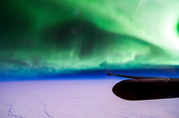 飞行员2万米高空近距离拍摄极光 画面震撼