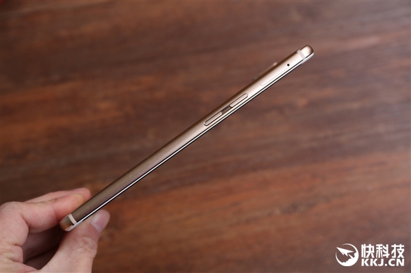 骁龙636/1799元起！魅蓝E3香槟金版开箱图赏