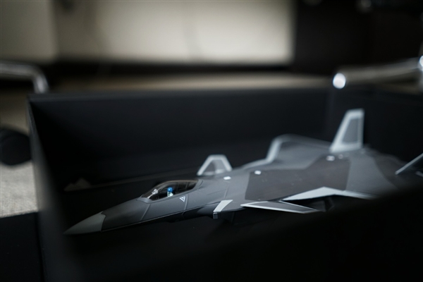 歼-20灵魂附体魅蓝E3：看一眼热血沸腾！