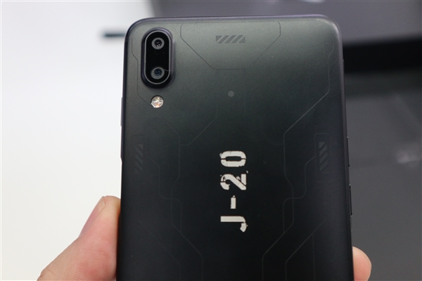 歼-20灵魂附体魅蓝E3：看一眼热血沸腾！