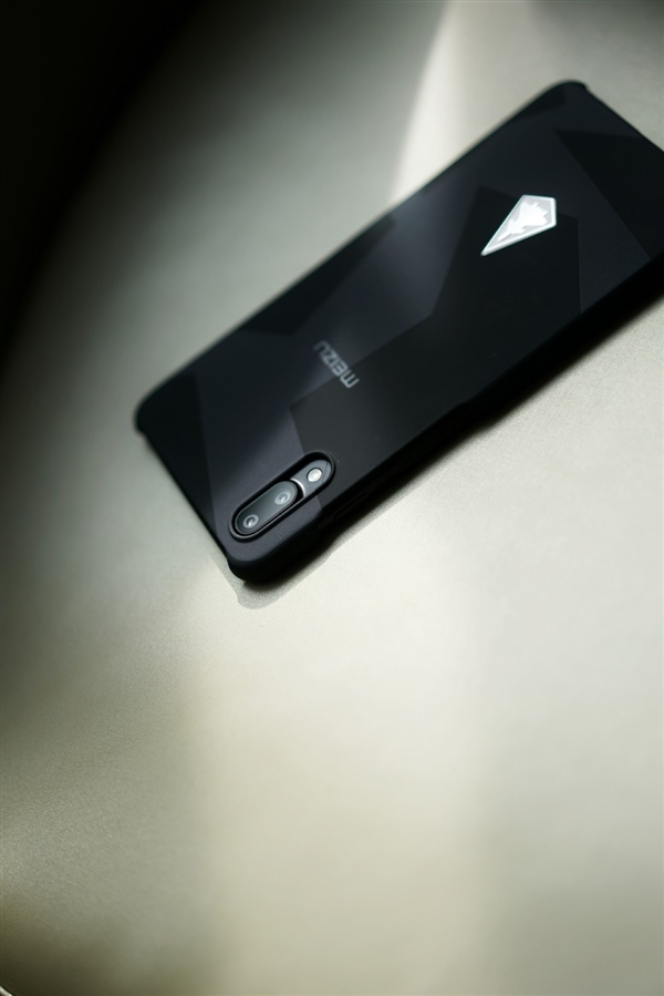 歼-20灵魂附体魅蓝E3：看一眼热血沸腾！