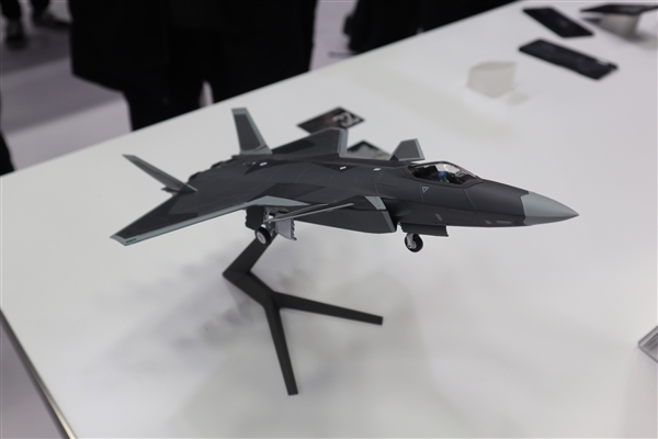 歼-20灵魂附体魅蓝E3：看一眼热血沸腾！