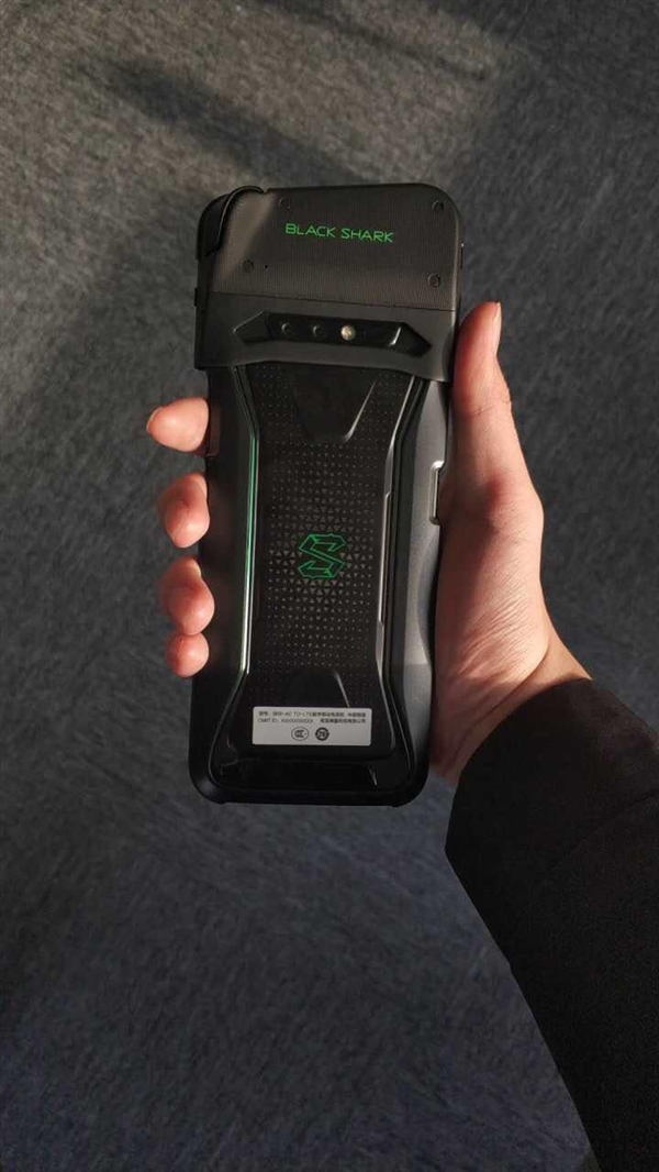 小米投资!黑鲨游戏手机真容首曝:可拆卸手柄
