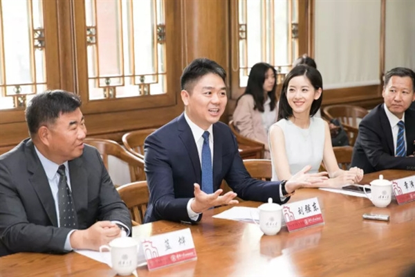 刘强东章泽天夫妇宣布向清华大学捐赠2亿元