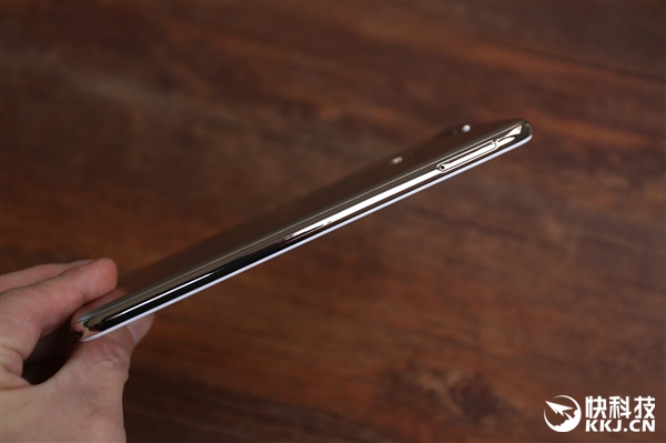 1099元！华为畅享8e开箱图赏：边框如此闪亮