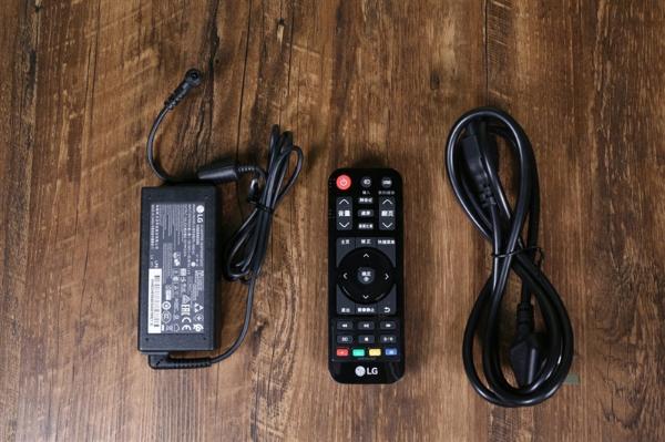 3.5小时续航！LG PH450超短焦投影仪体验评测：背包里的80英寸巨幕