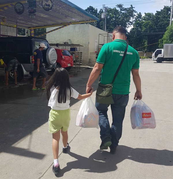 妈妈四年前开始偷拍爸爸与女儿合影 她还有个更宏大的计划