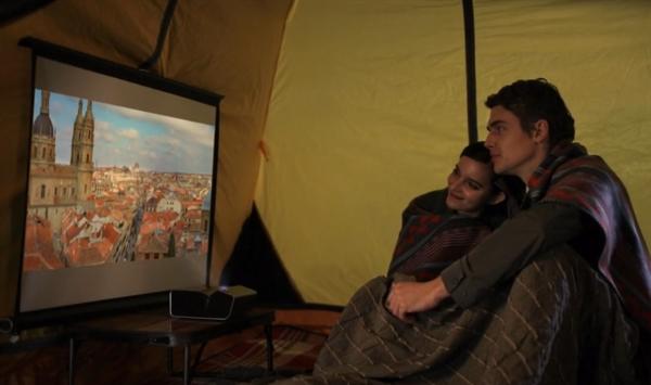 3.5小时续航！LG PH450超短焦投影仪体验评测：背包里的80英寸巨幕