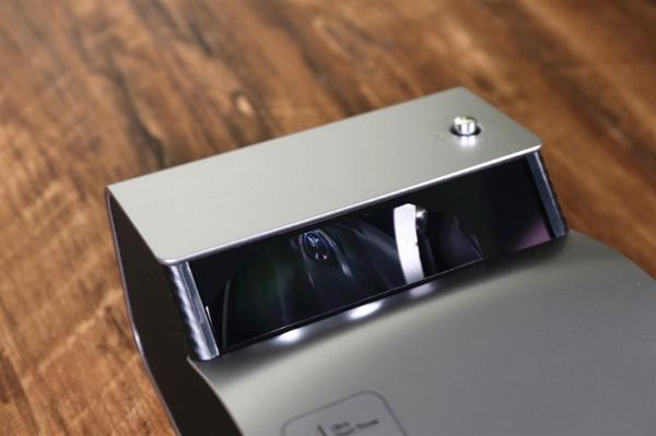 3.5小时续航！LG PH450超短焦投影仪体验评测：背包里的80英寸巨幕