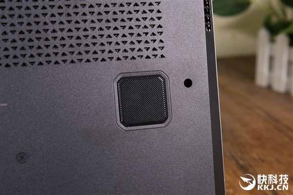 8代U+1060!雷神911M星耀版游戏本开箱图赏