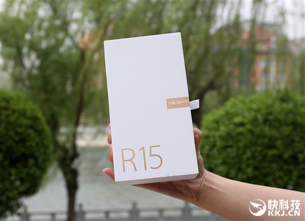 OPPO R15梦镜红版开箱图赏：这颜值一眼心动