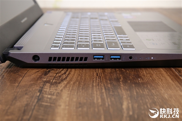 8代U+1060!雷神911M星耀版游戏本开箱图赏