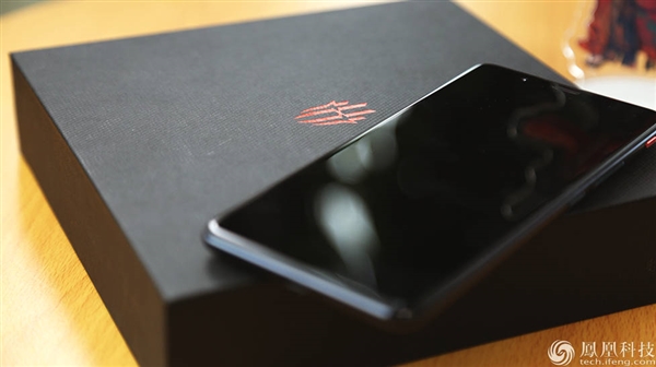 努比亚红魔游戏手机图赏：背后1680万色“跑马灯”感受下