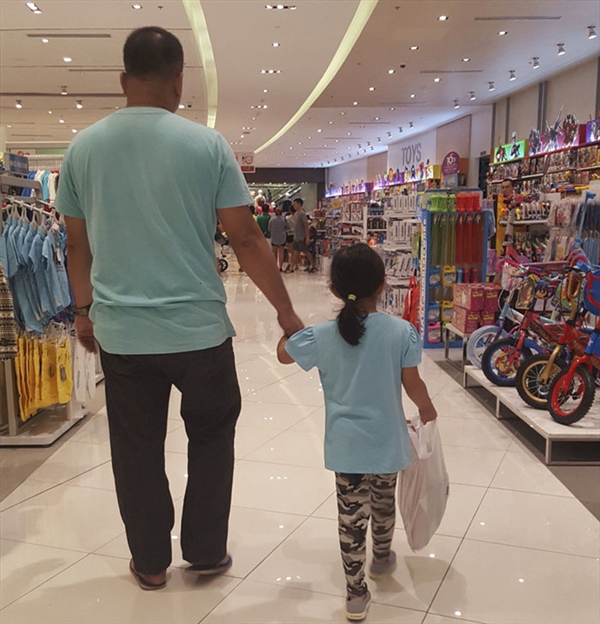 妈妈四年前开始偷拍爸爸与女儿合影 她还有个更宏大的计划