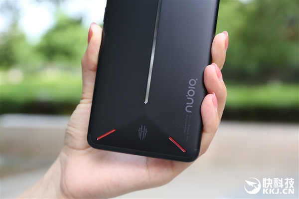 努比亚红魔游戏手机开箱图赏：四种RGB灯效