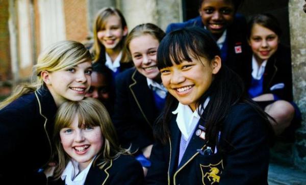 科技晚报：易到宣布获上海网约车牌照 苹果明年拟推'三摄像头'iPhone原创派