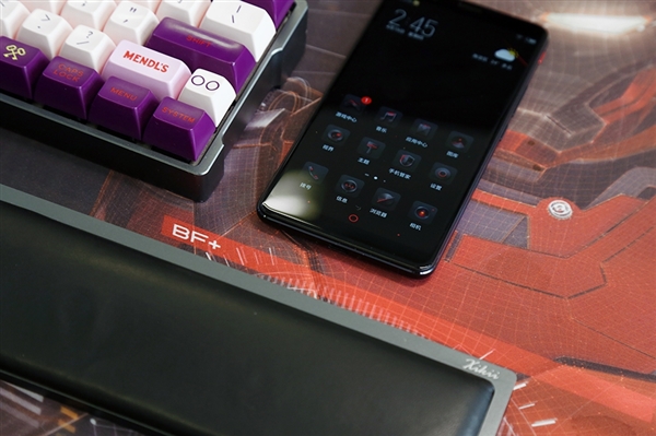 努比亚红魔游戏手机开箱：幻彩RGB灯带颜值赞