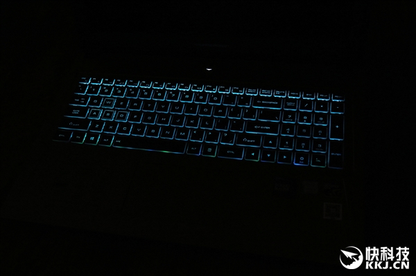 8代U+1060!雷神911M星耀版游戏本开箱图赏