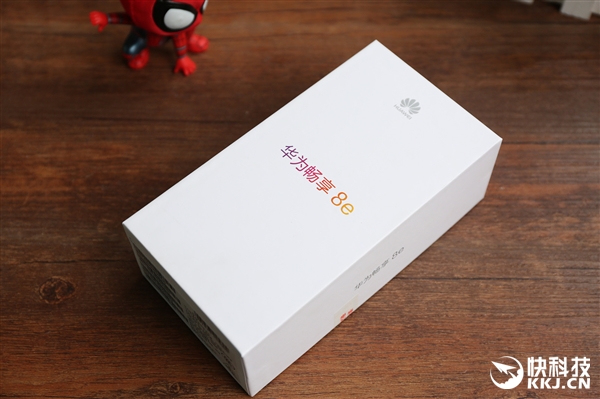 1099元！华为畅享8e开箱图赏：边框如此闪亮