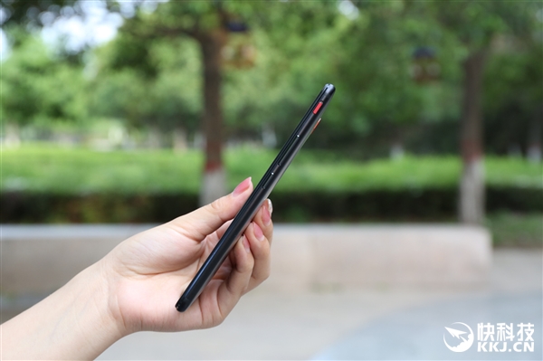 努比亚红魔游戏手机开箱图赏：四种RGB灯效