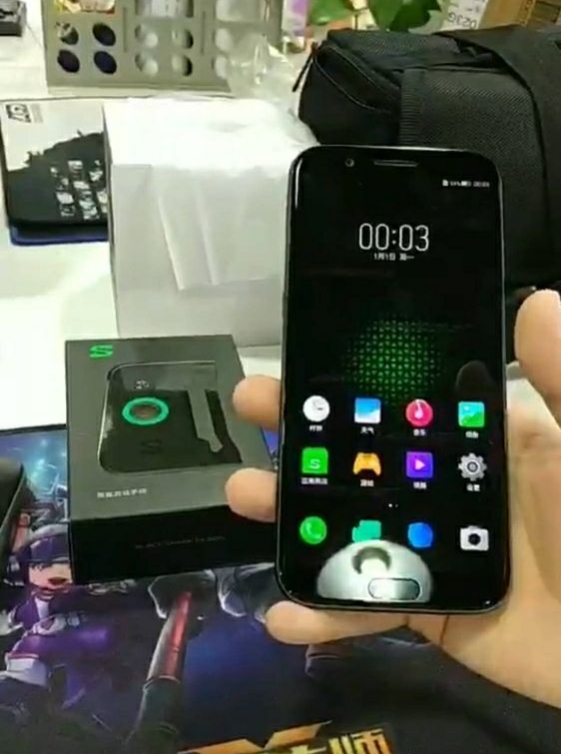 雷军微博晒黑鲨游戏手机：4月13日发布