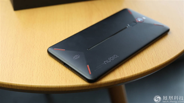 努比亚红魔游戏手机图赏：背后1680万色“跑马灯”感受下