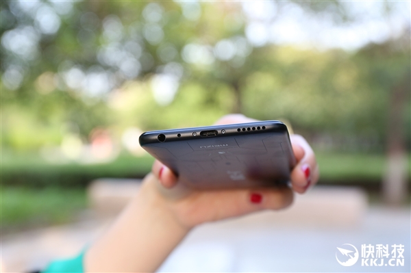 魅蓝E3歼-20典藏版开箱图赏：航模超霸气