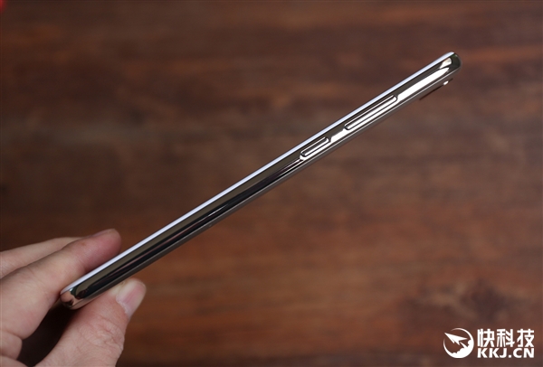 1099元！华为畅享8e开箱图赏：边框如此闪亮