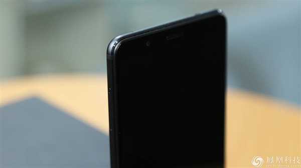 努比亚红魔游戏手机图赏：背后1680万色“跑马灯”感受下