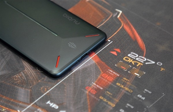 努比亚红魔游戏手机开箱：幻彩RGB灯带颜值赞