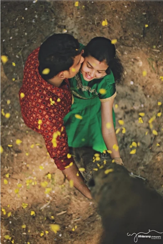 印度摄影师为找最佳角度爬树倒挂拍婚礼照 画面看醉