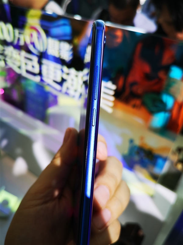 首创变色极光镀膜+小萌脸!荣耀10现场图赏