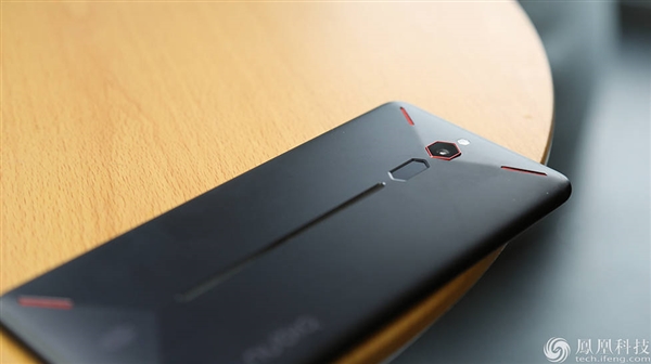 努比亚红魔游戏手机图赏：背后1680万色“跑马灯”感受下